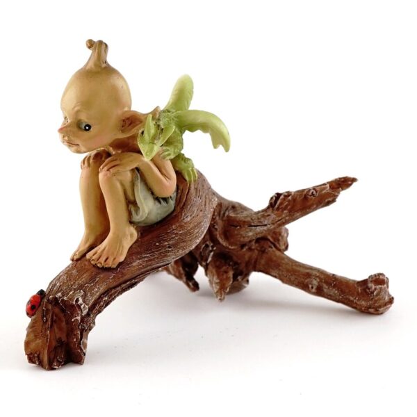 Pixie med baby drage på træstub