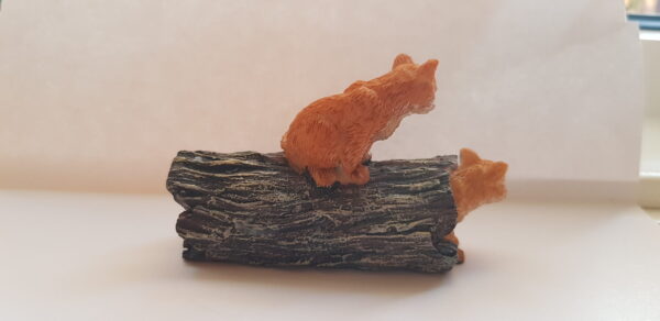 Miniature ræveunger på træstub
